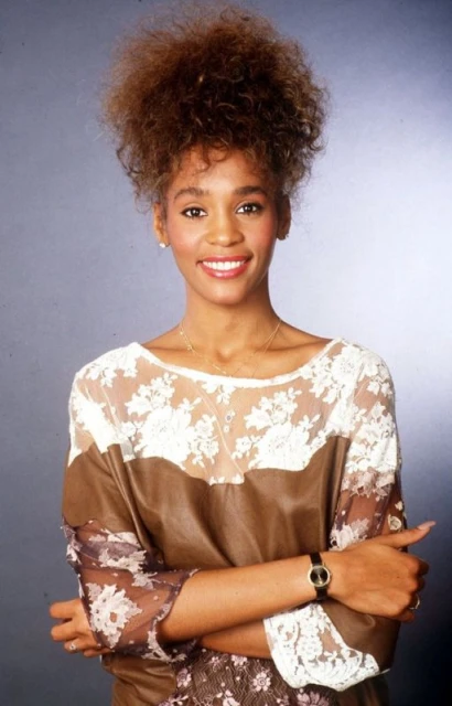 Една от първите промоционални снимки на Whitney Houston от 1985