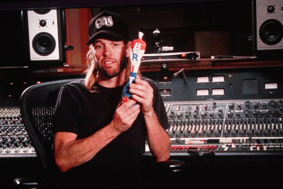 Taylor Hawkins от Foo Fighters с наградата за международна рок група