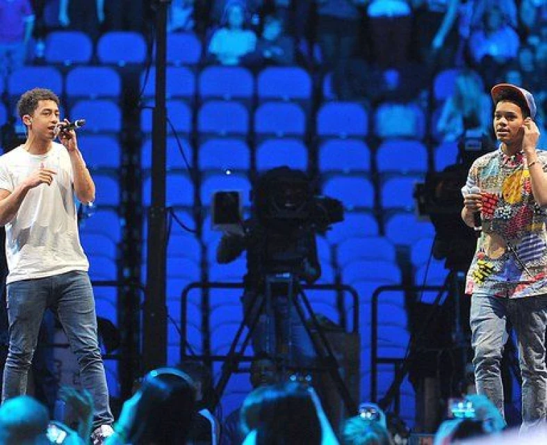 Rizzle Kicks ма живо в O2 Arena